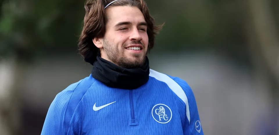 Jugador sonriendo durante entrenamiento en camiseta azul
