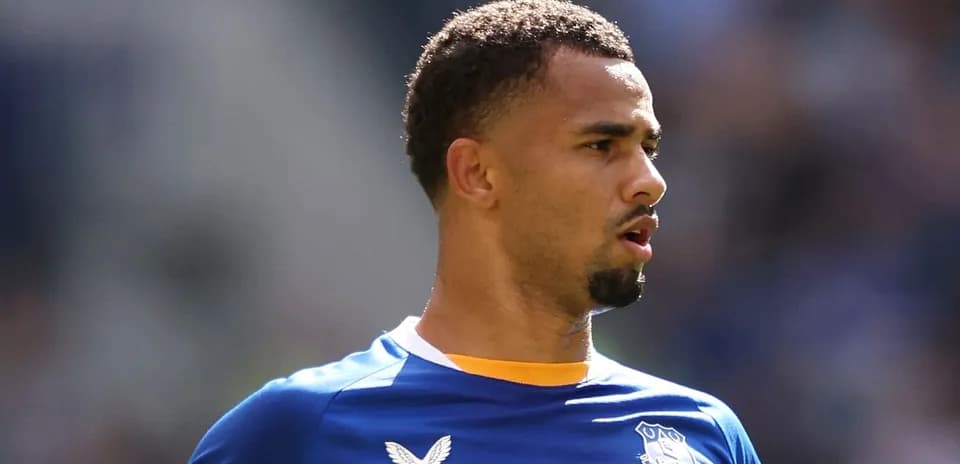 Jugador de fútbol en camiseta azul de Everton