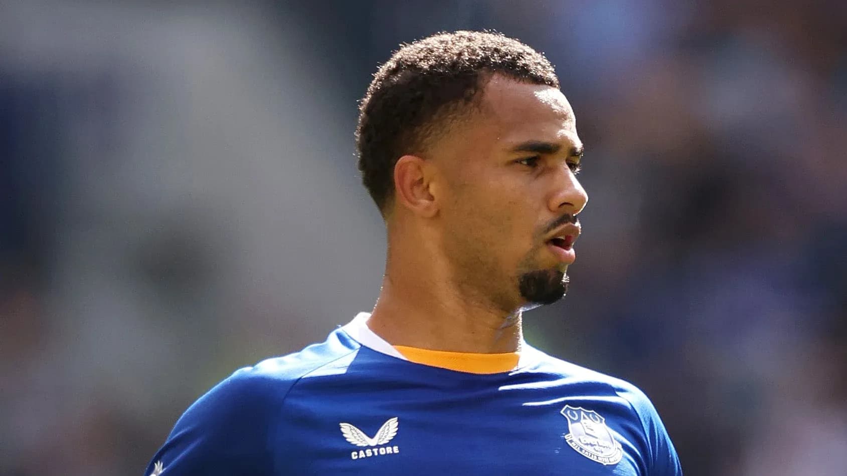 Jugador de fútbol en camiseta azul de Everton