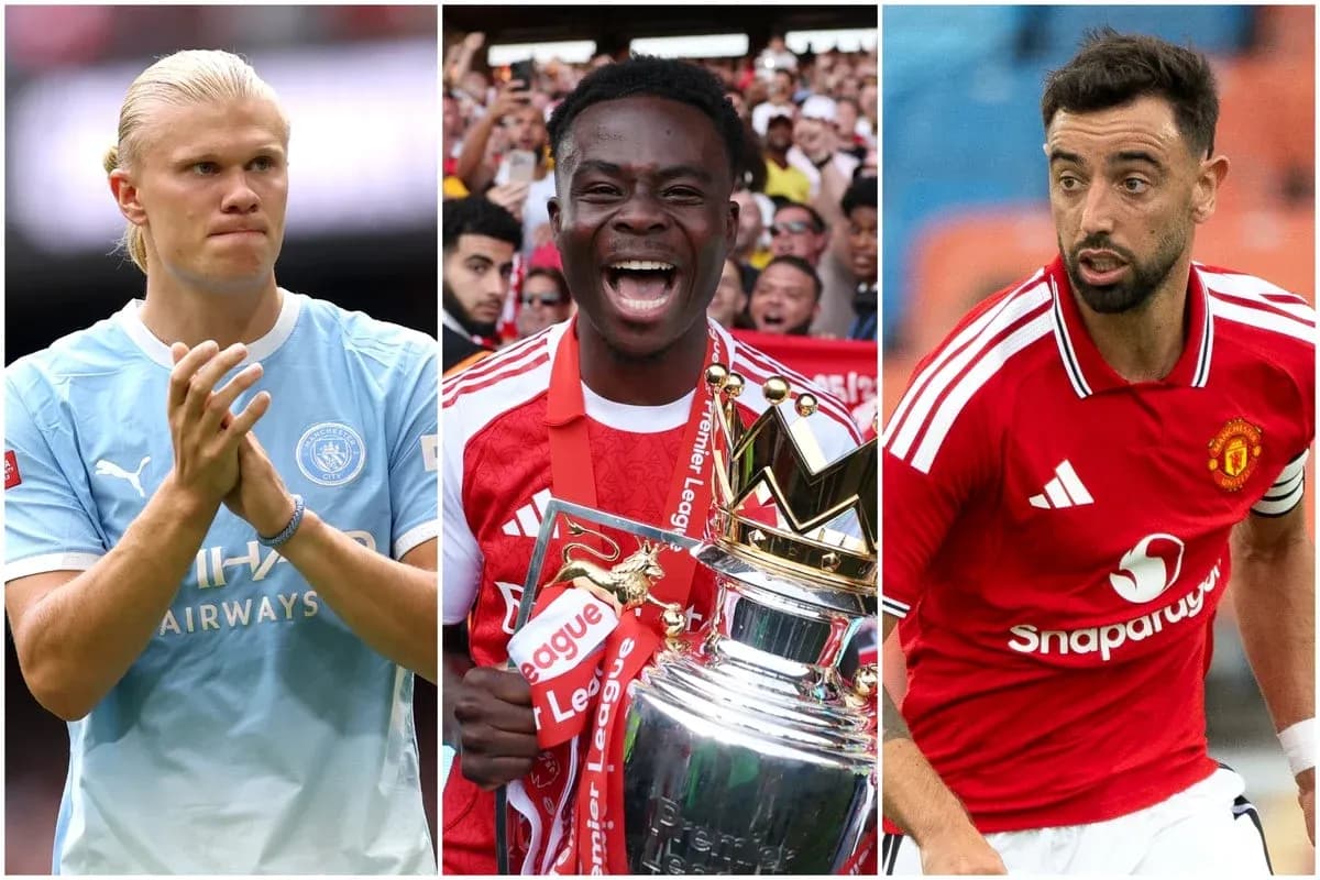 Tres futbolistas posando, uno con trofeo Premier League