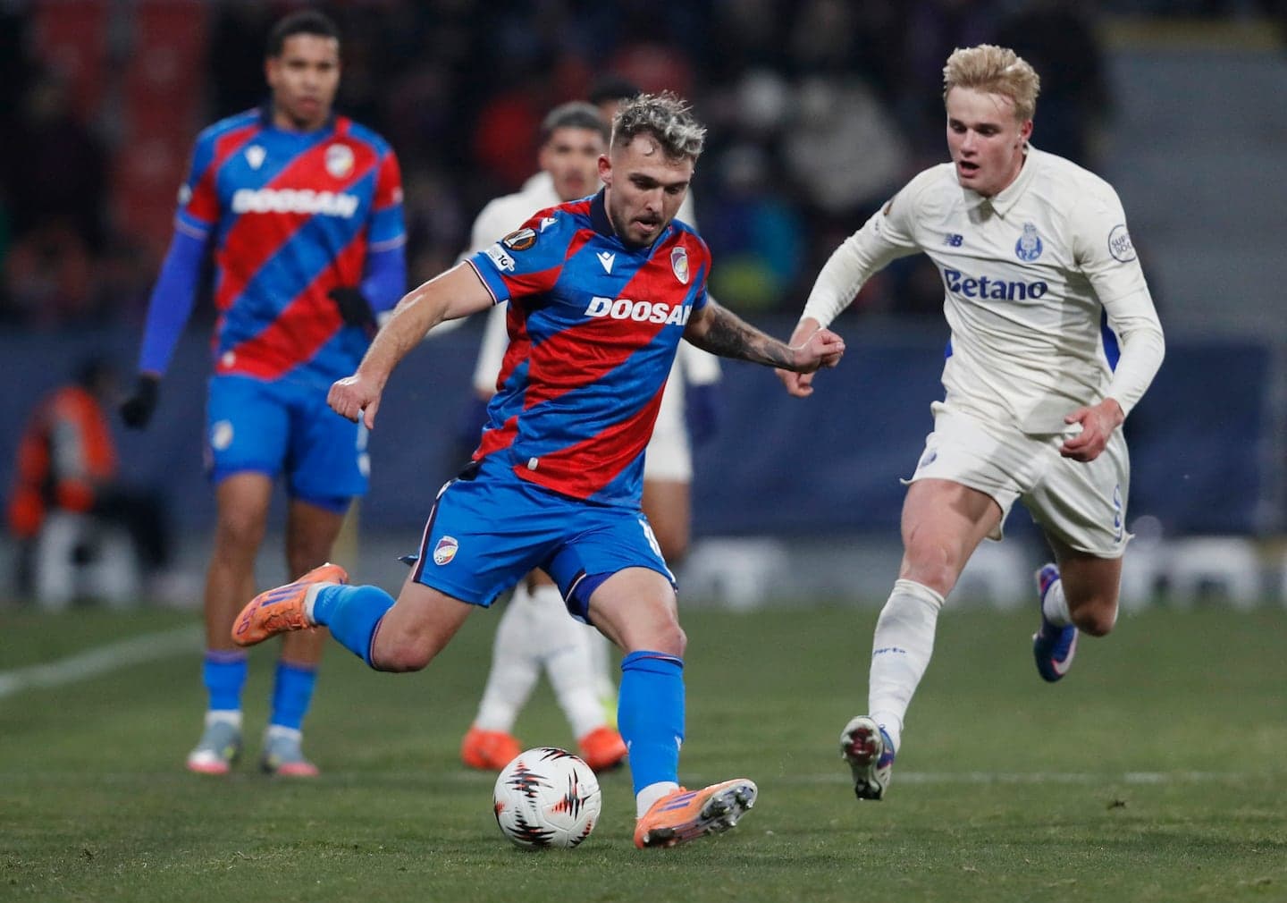 Análisis de la batalla estratégica entre FC Porto y Plzen.jpg