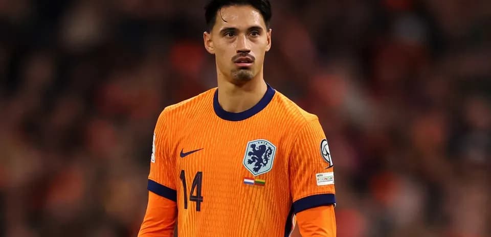 Jugador de la selección de Países Bajos en uniforme naranja