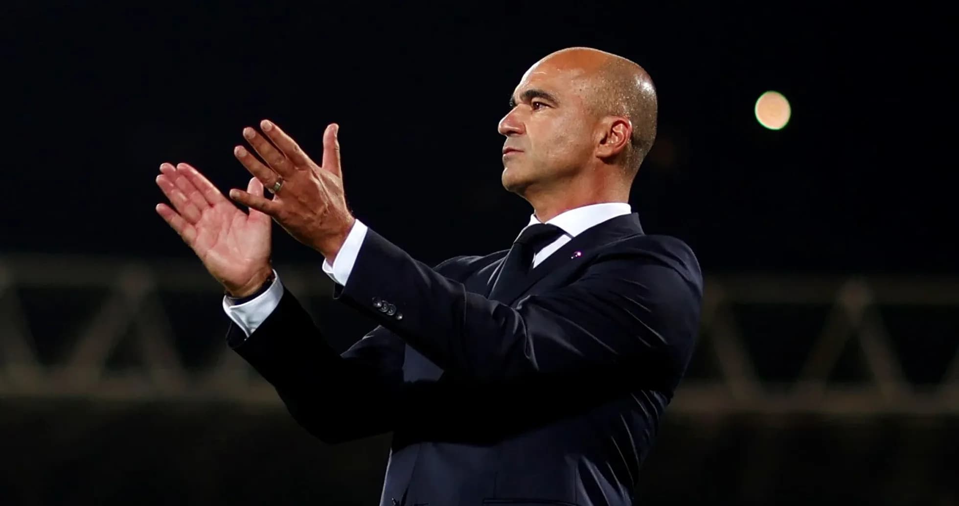 Entrenador aplaudiendo durante un partido