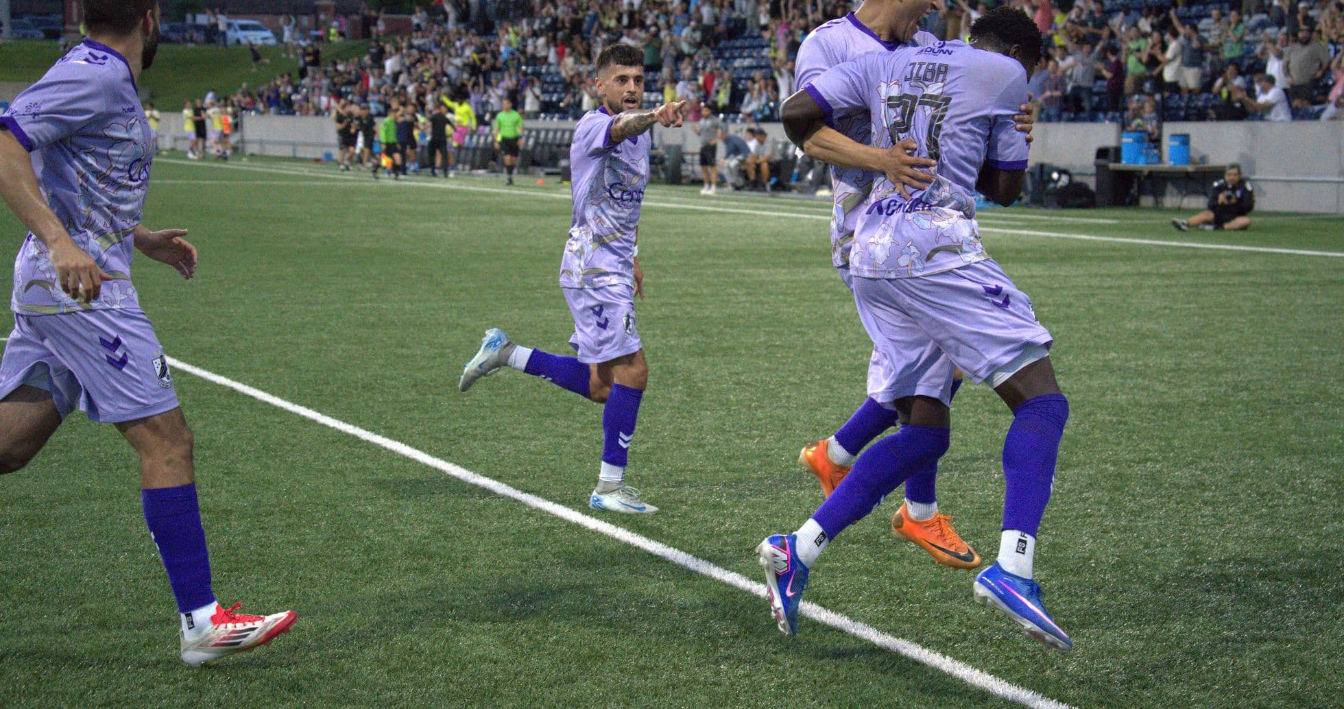 Jugadores celebrando un gol en el partido