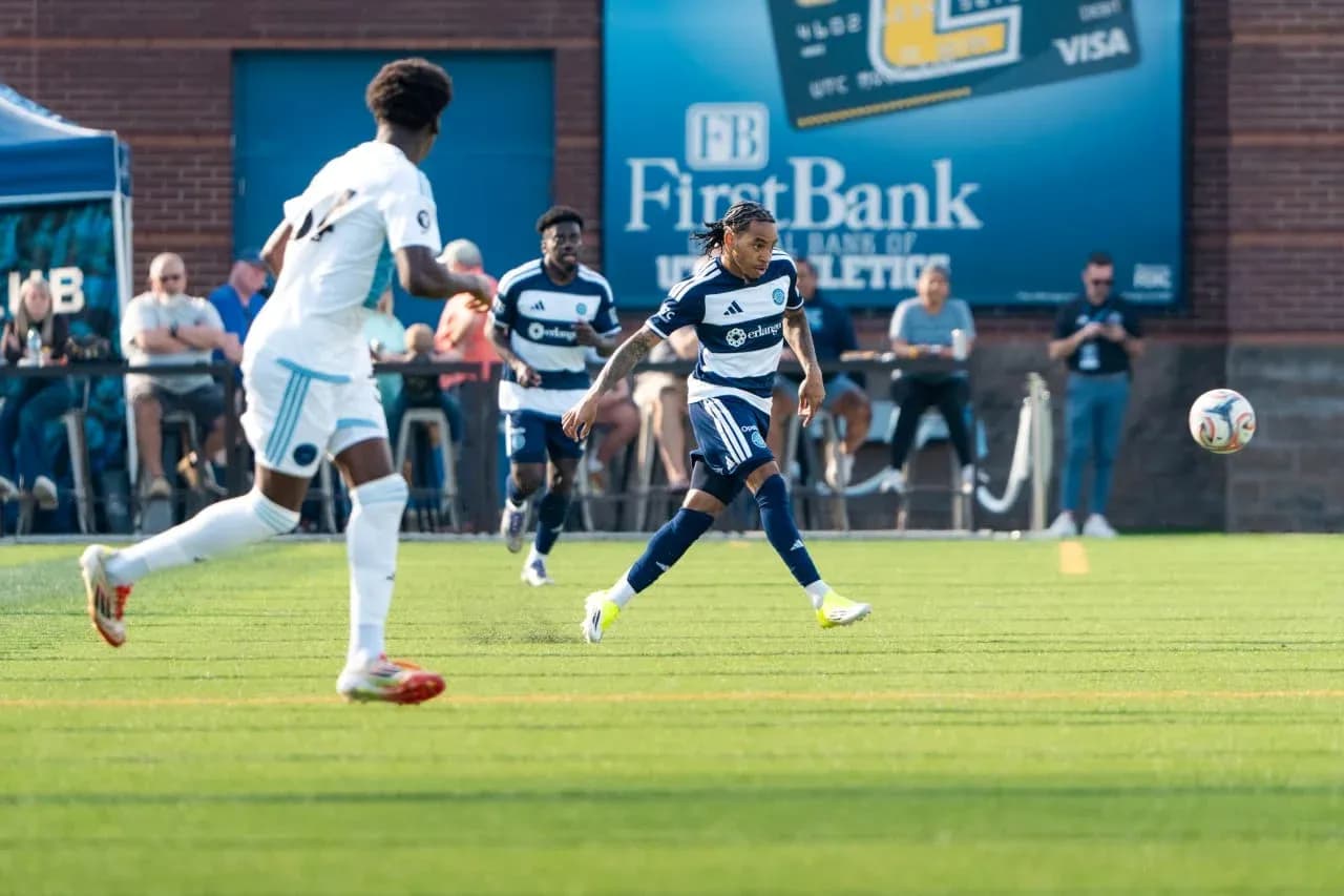 Jugador corriendo con el balón en el campo