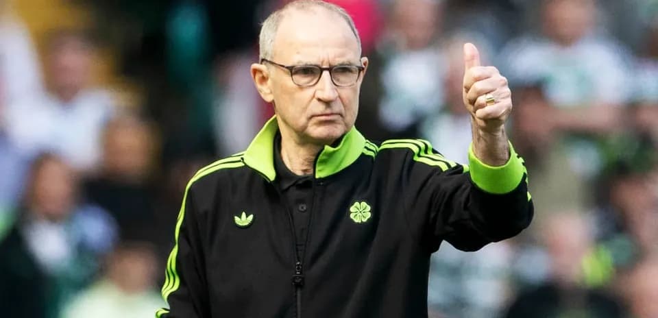 Entrenador haciendo señal de aprobación durante el partido