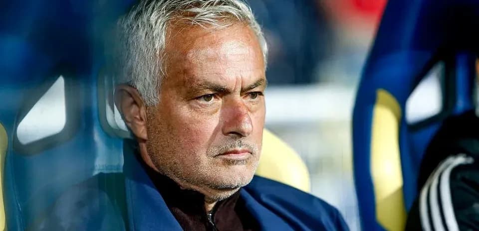 Entrenador sentado en el banquillo durante el partido