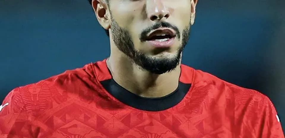 Jugador de Egipto en camiseta roja durante el partido