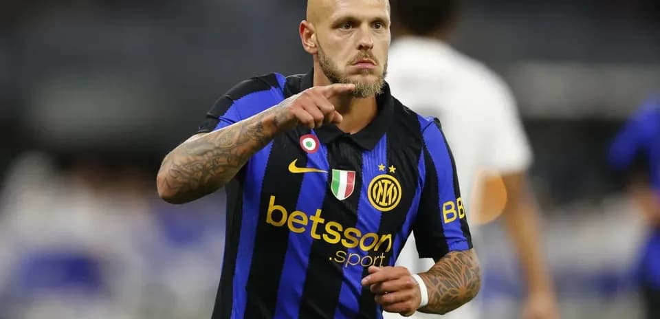 Jugador señalando durante partido de fútbol