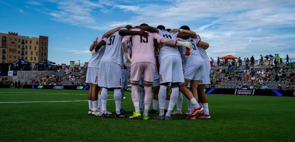 Jugadores de Loudoun United en círculo antes del partido