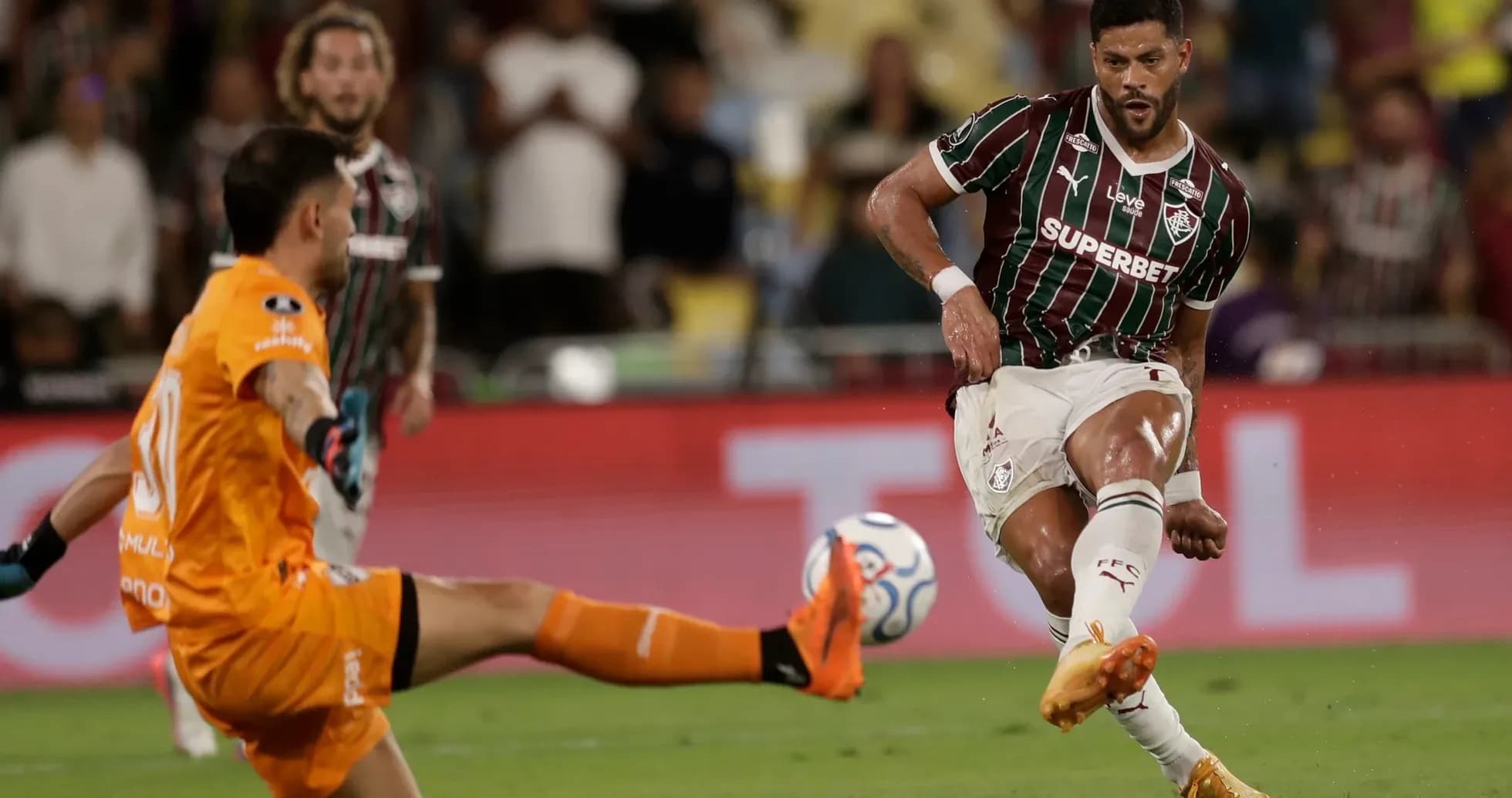 Un jugador de Fluminense dispara a puerta