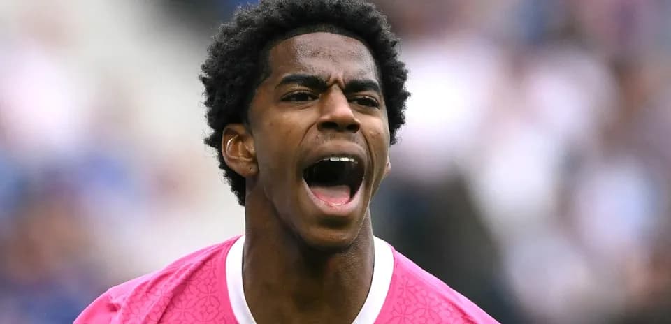 Jugador gritando durante un partido de fútbol