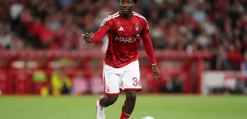 Jugador de Nottingham Forest corriendo con el balón