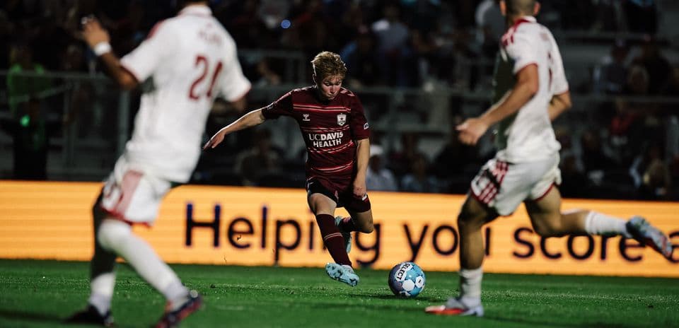 Jugador de Sacramento Republic controla el balón