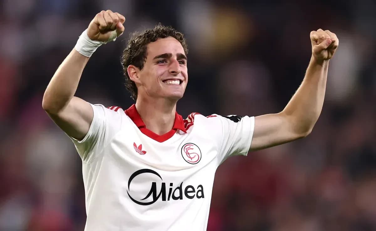 Jugador del Sevilla celebrando un gol