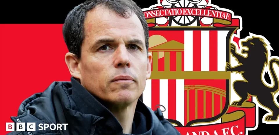 Entrenador de Sunderland con escudo del club detrás