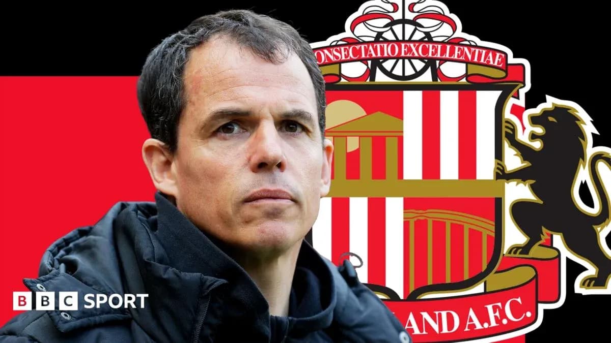 Entrenador de Sunderland con escudo del club detrás
