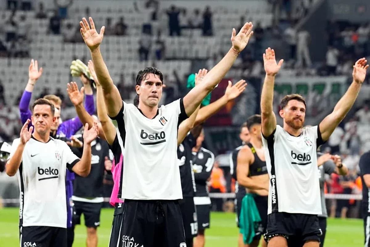 Jugadores de Beşiktaş saludando a la afición