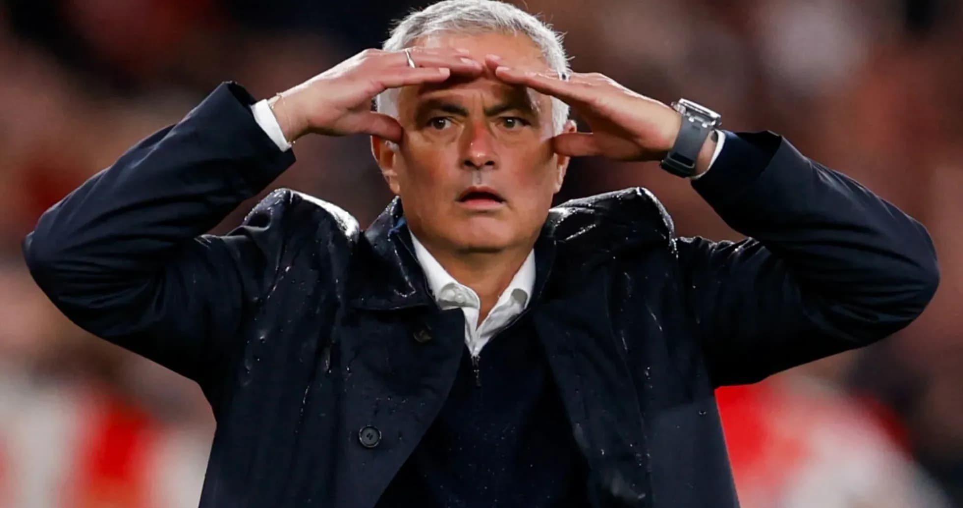 Entrenador observando el juego con atención