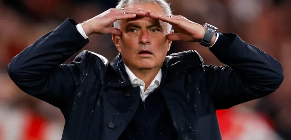Entrenador observando el juego con atención