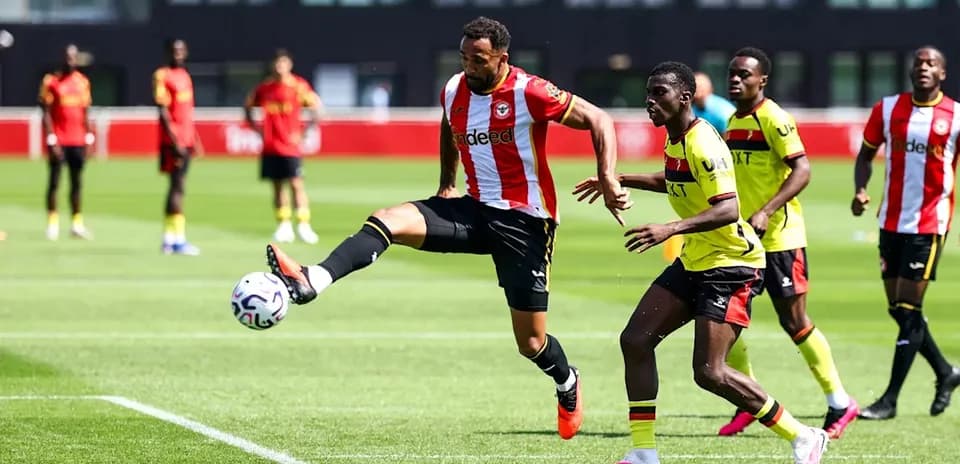 Jugadores en un partido de entrenamiento de fútbol