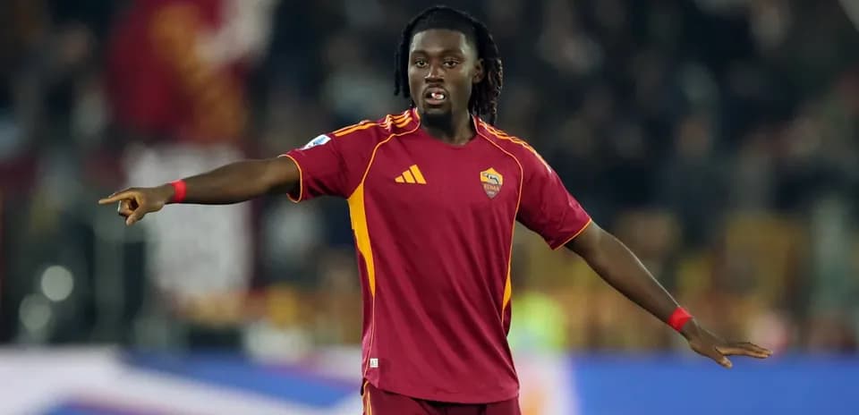 Jugador de la Roma señalando durante un partido