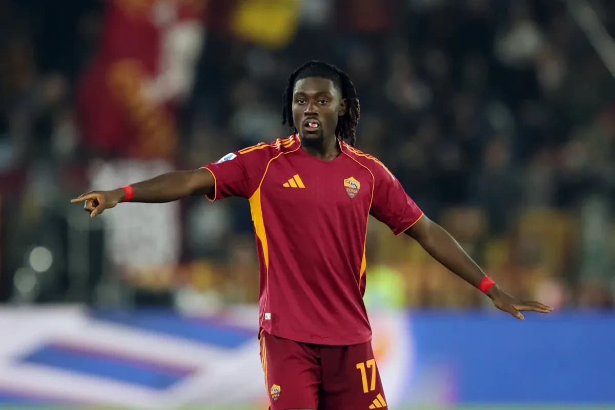 Jugador de la Roma señalando durante un partido