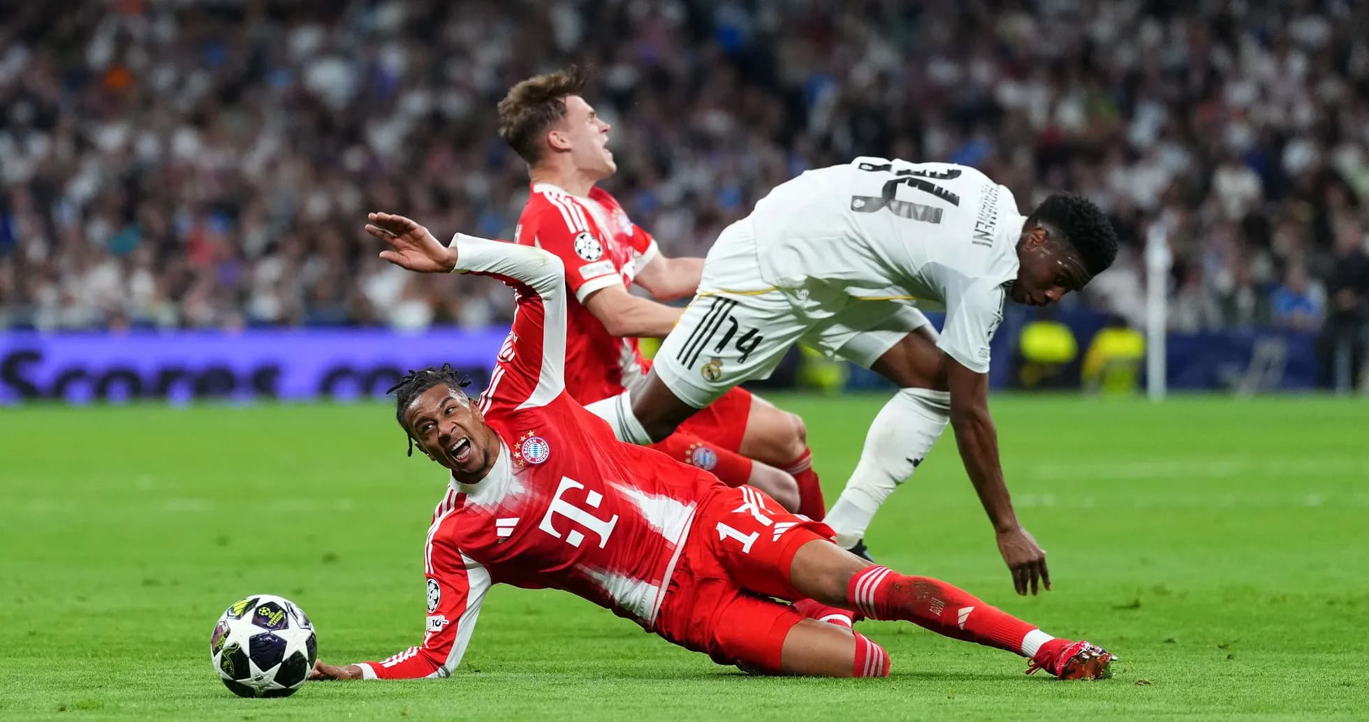 Jugador de Bayern cae mientras compite con Real Madrid