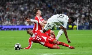 Jugador de Bayern cae mientras compite con Real Madrid
