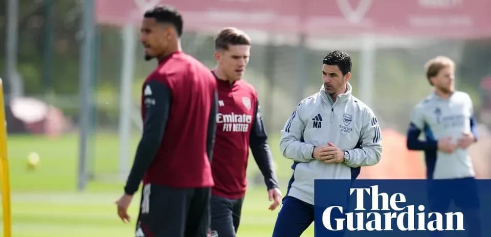 Entrenador dirigiendo a jugadores en sesión de entrenamiento