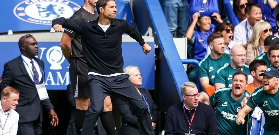 Entrenador celebrando en la línea de banda durante partido