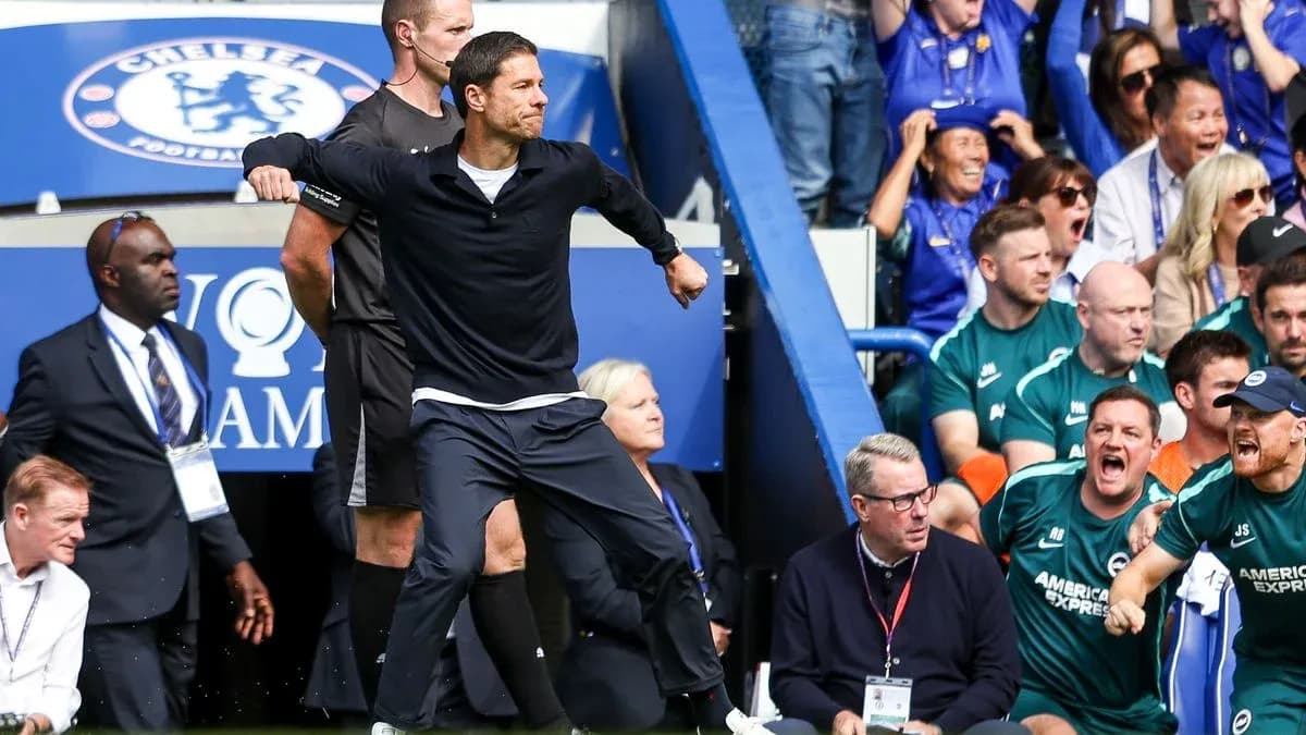 Entrenador celebrando en la línea de banda durante partido