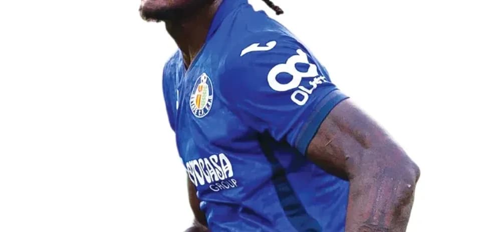 Jugador de fútbol en uniforme azul corriendo