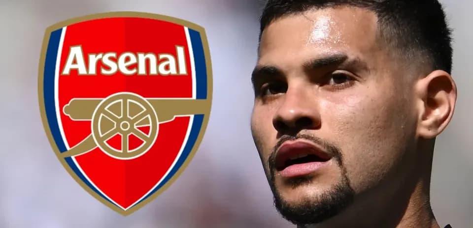 Jugador con el escudo de Arsenal de fondo