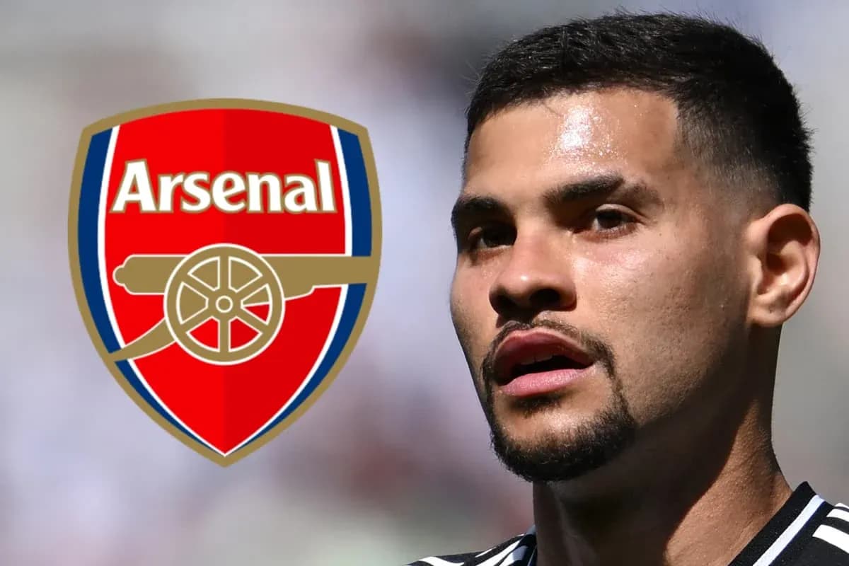Jugador con el escudo de Arsenal de fondo