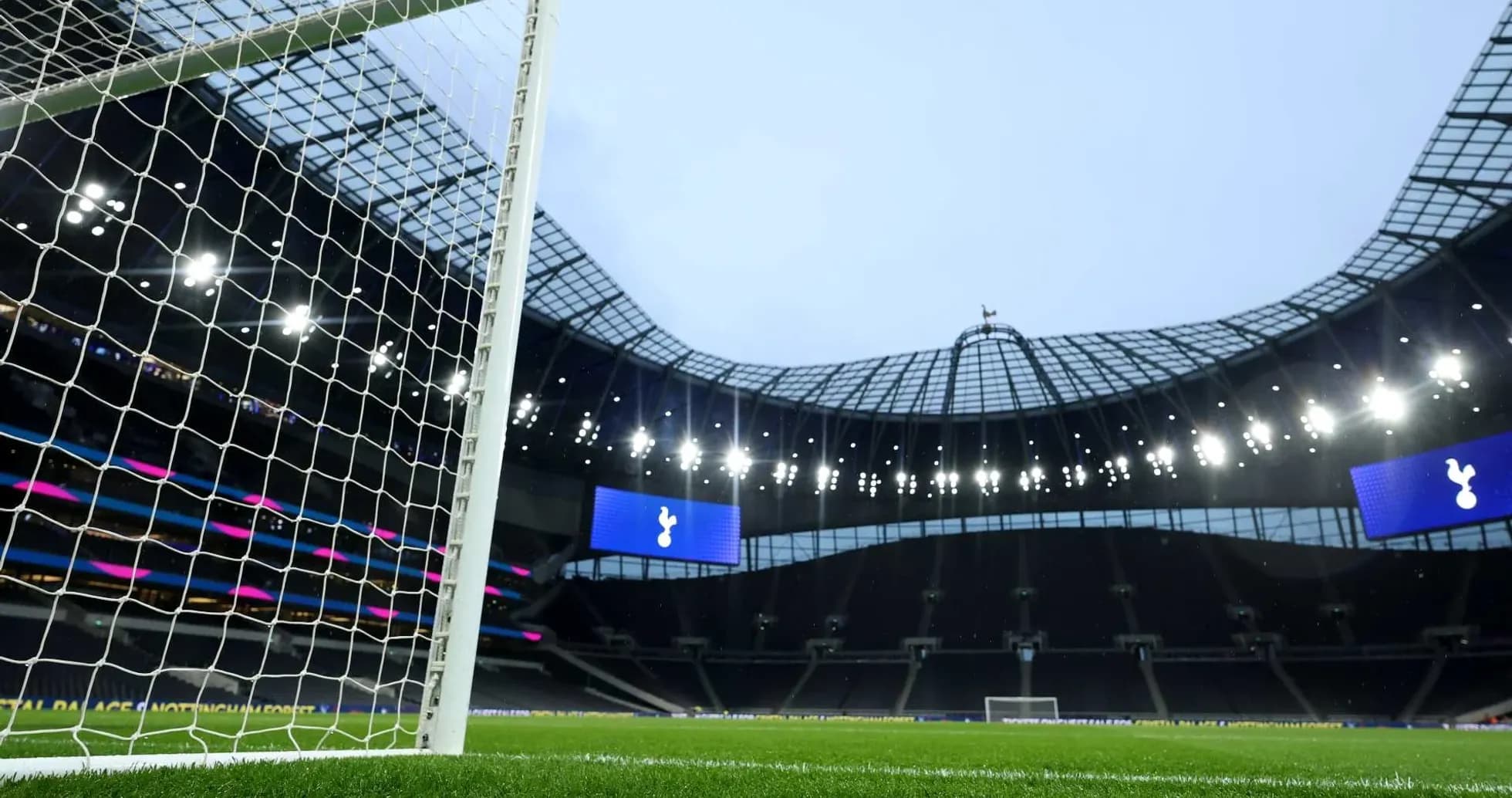 Vista de la portería en el estadio Tottenham Hotspur
