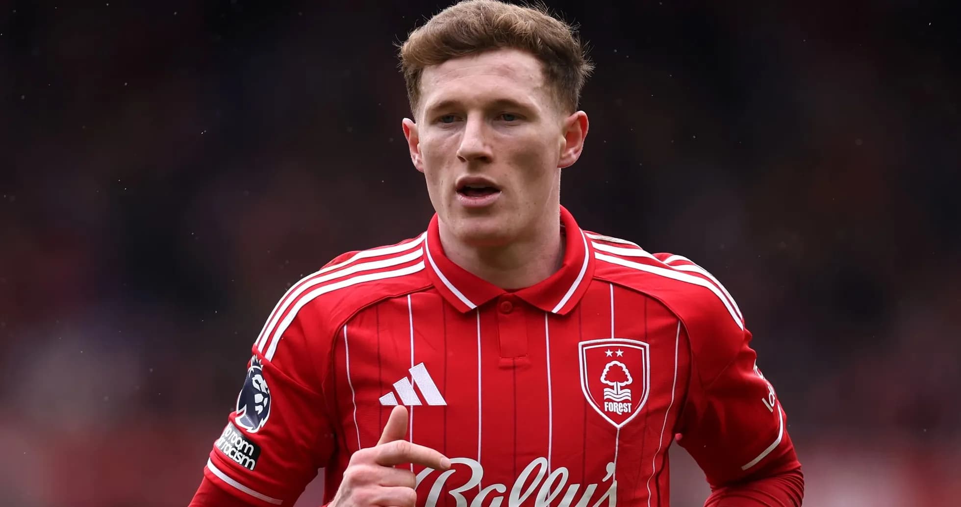 Jugador de Nottingham Forest en uniforme rojo durante el partido