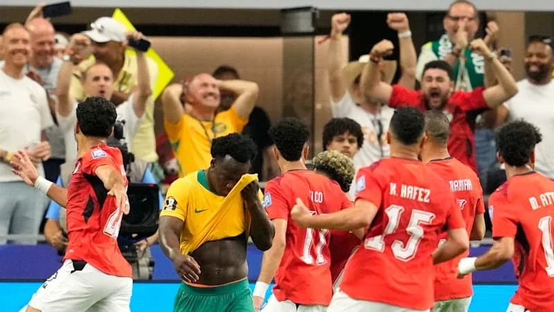 Jugadores celebrando un gol en el partido