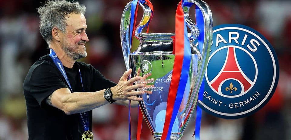 Entrenador sosteniendo el trofeo de la Champions League