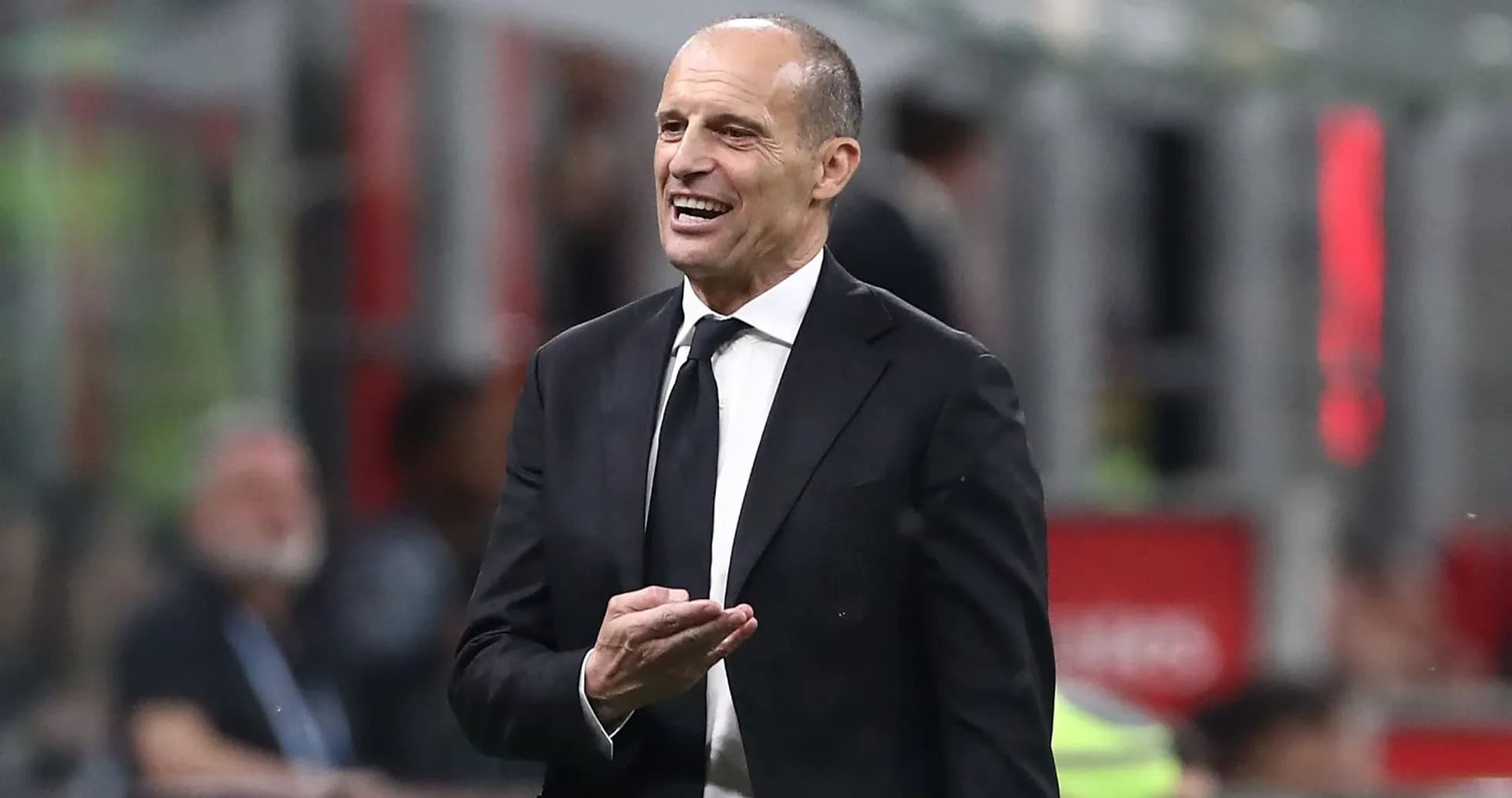 Entrenador dirigiendo al equipo desde la línea de banda
