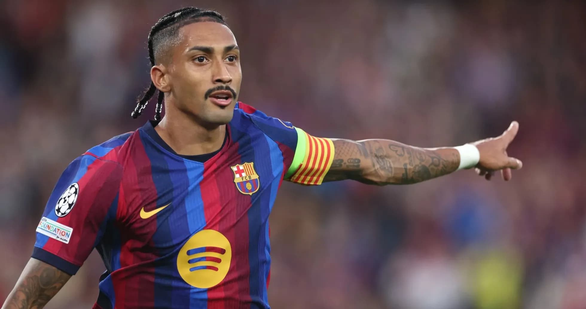 Jugador de FC Barcelona señalando durante el partido