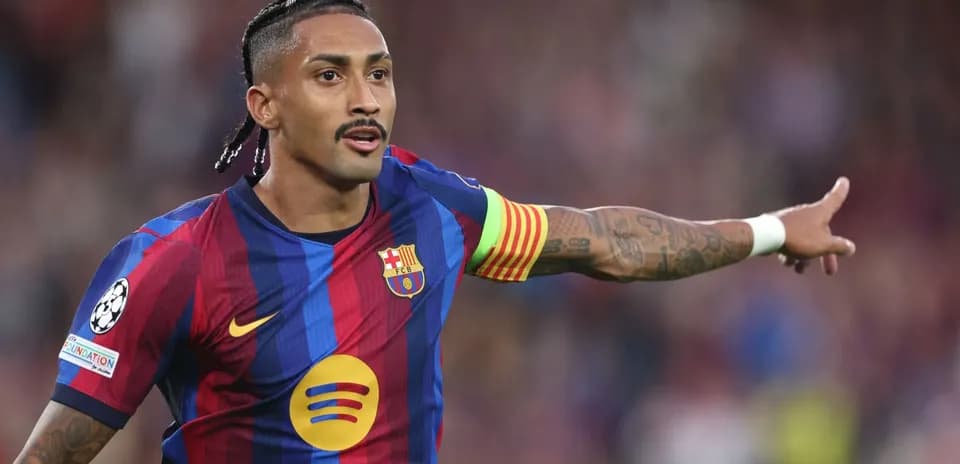 Jugador de FC Barcelona señalando durante el partido