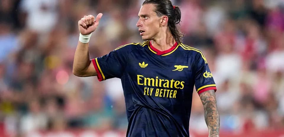 Jugador de Arsenal dando un pulgar arriba en partido