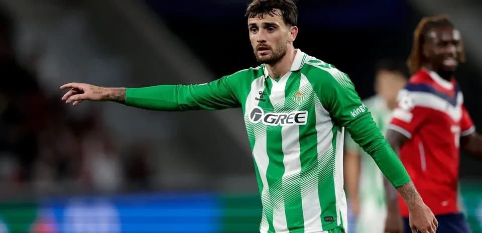 Jugador de Real Betis señalando durante un partido