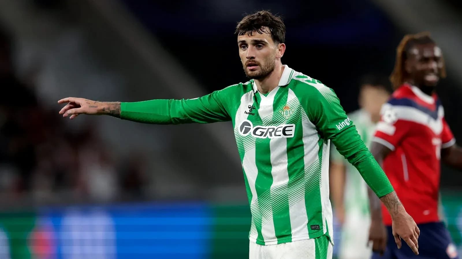 Jugador de Real Betis señalando durante un partido