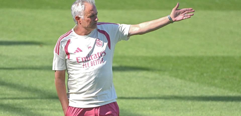 Entrenador dirigiendo la práctica en el campo
