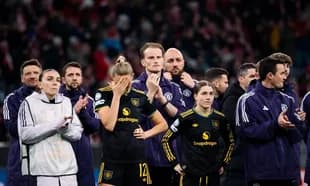 Jugadoras y entrenadores de equipo aplaudiendo