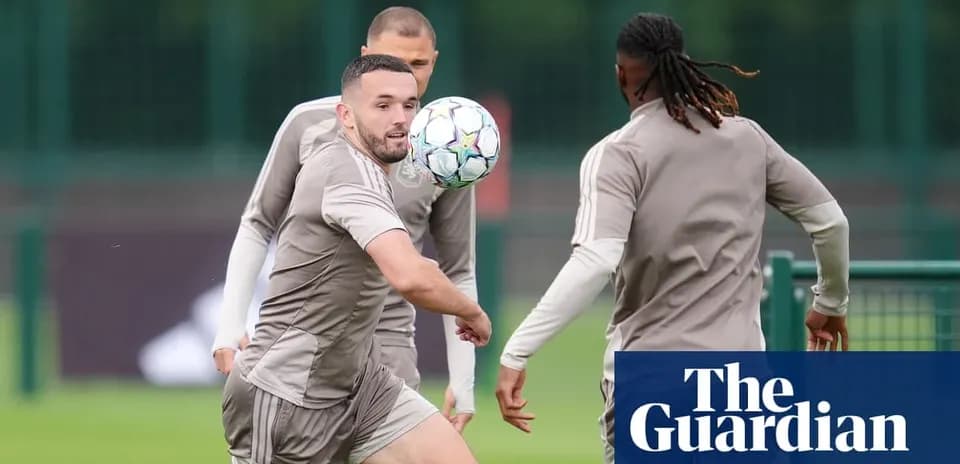 Jugador pasando el balón durante entrenamiento en campo