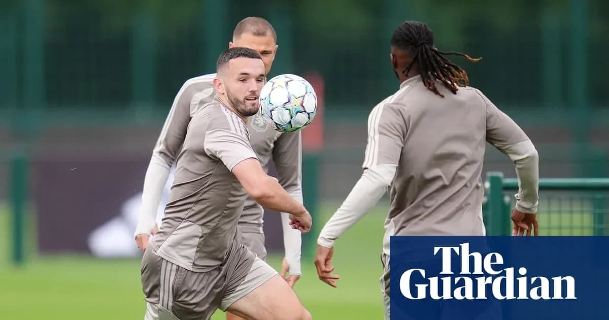 Jugador pasando el balón durante entrenamiento en campo