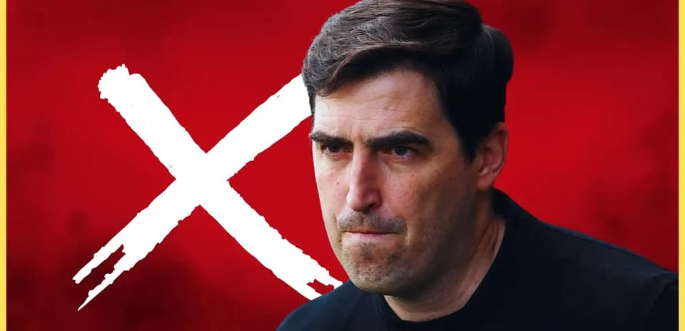 Entrenador mirando seriamente con fondo rojo